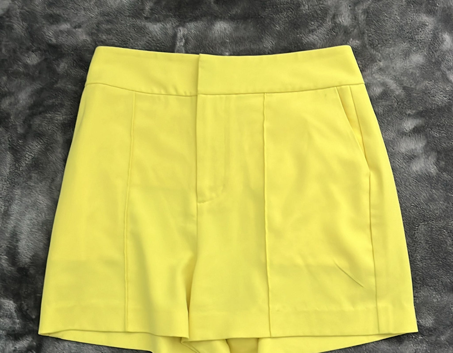 Cinq à Sept - Yellow shorts